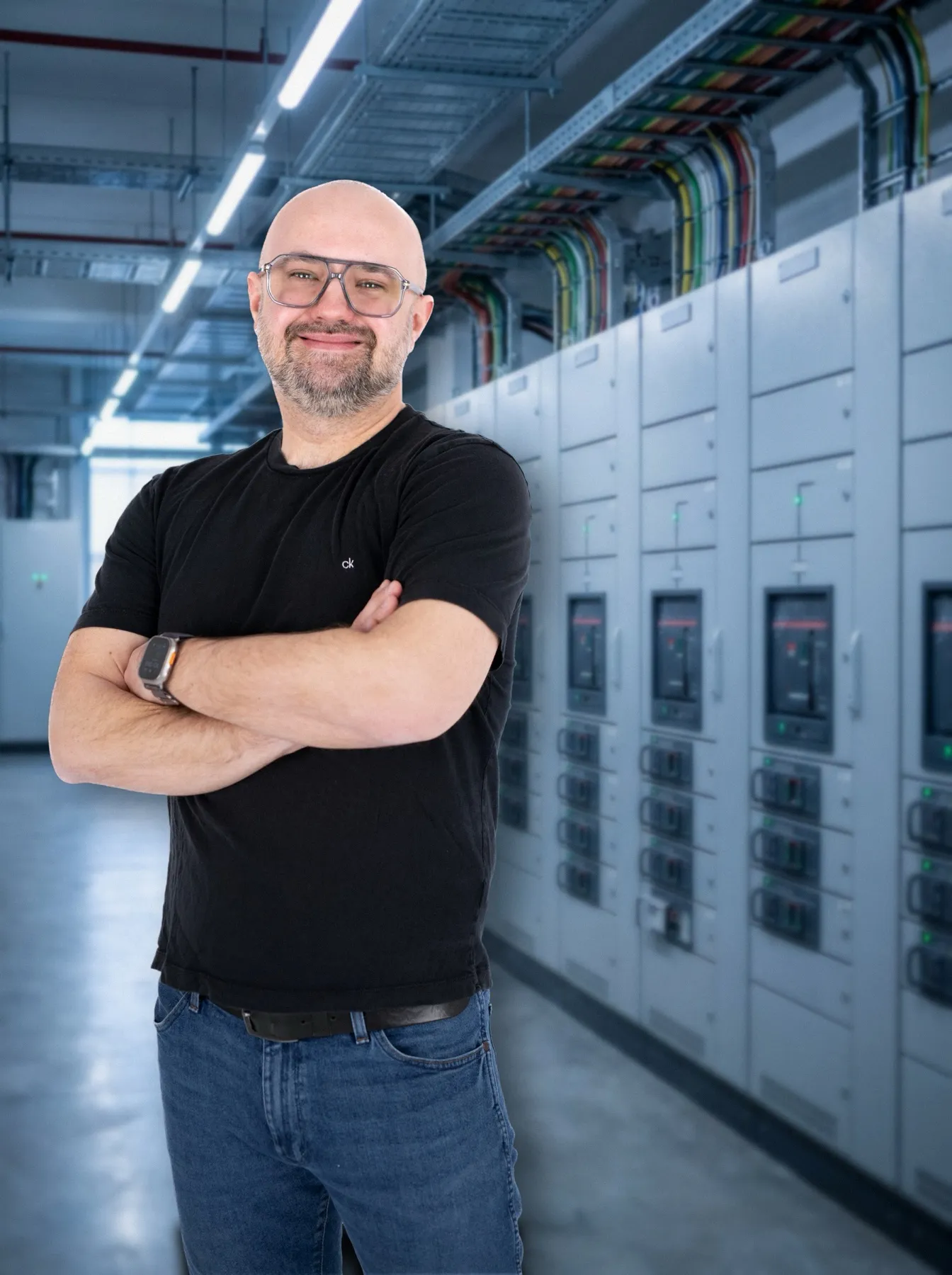 Michał Gosk przy rozdzielnicy elektrycznej