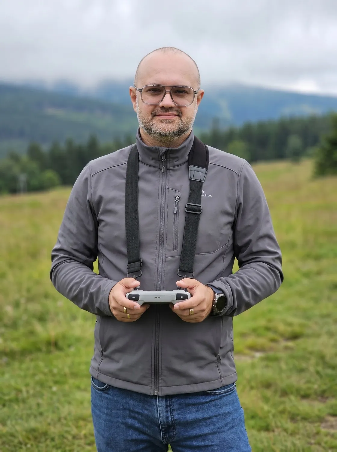 Michał Gosk przy kontrolerze drona