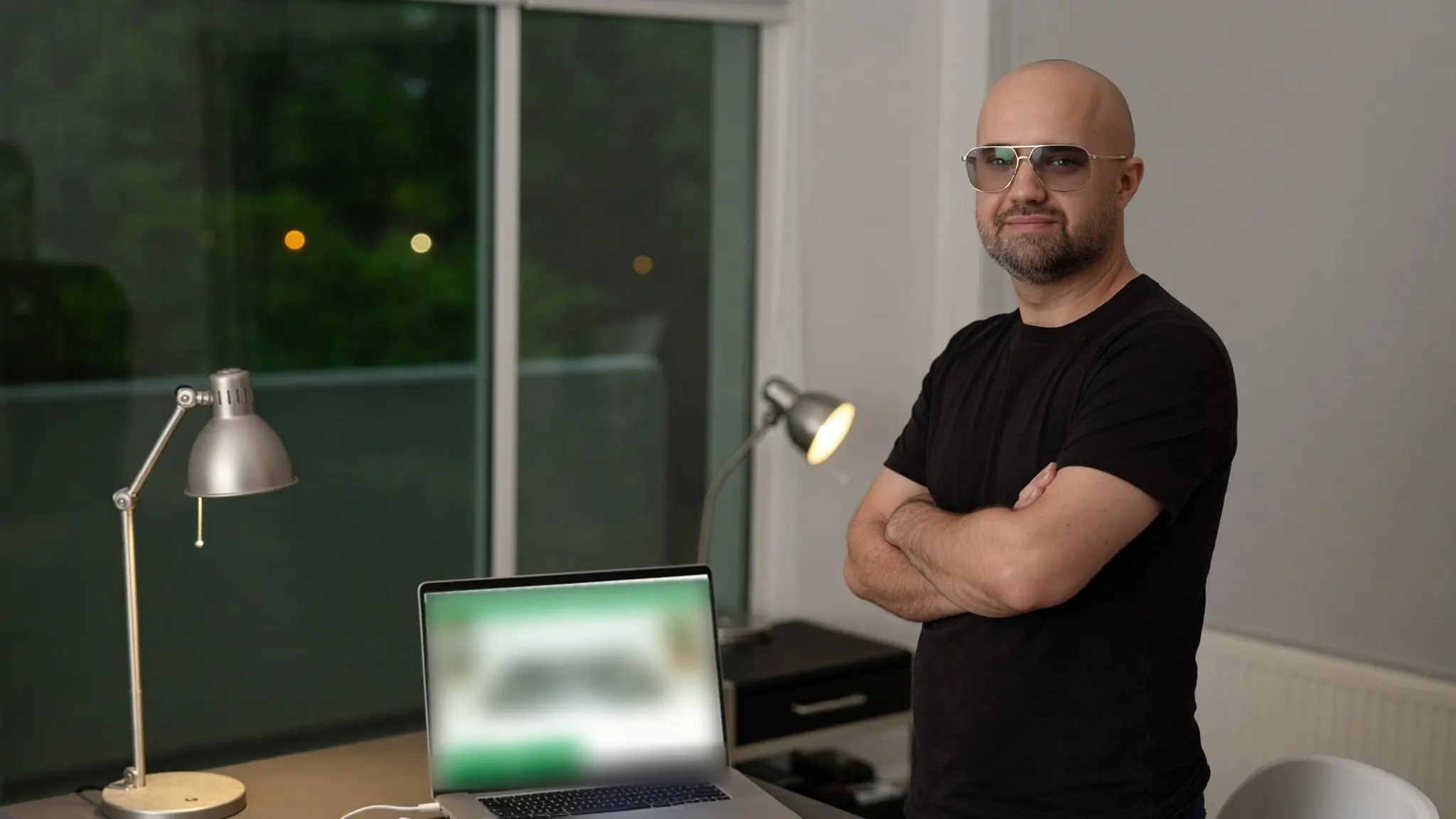Michał Gosk przy laptopie ze stroną internetową